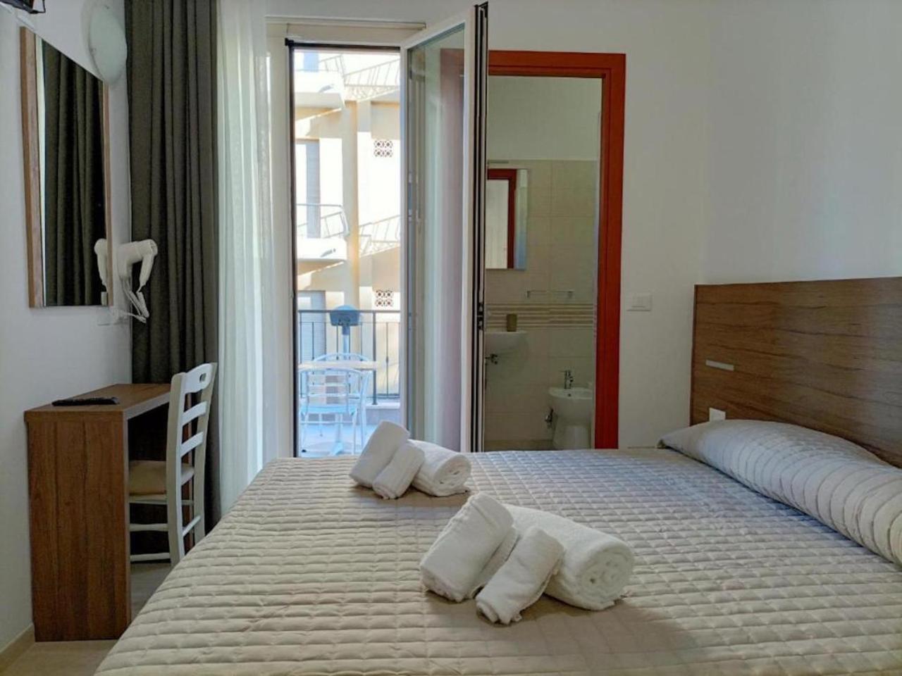 Hotel Bed And Book ريميني المظهر الخارجي الصورة